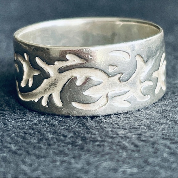 VINTAGE VINE SCROLLED REPOUSSE FILIGREE WIDE BAND STERLING SILVER RING - Picture 1 of 9